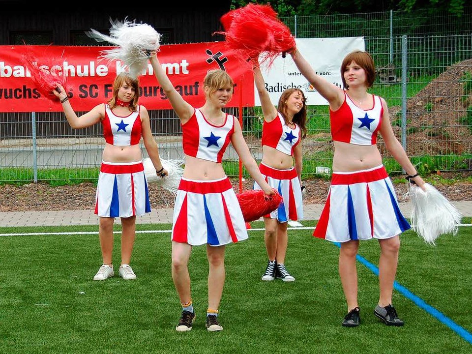 Die Sommerberg-Cheerleaders feuerten die Mannschaften an.  | Foto: ralf morys