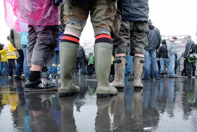 Gummistiefel-Alarm beim Southside-Fest...lerdings auf das wetterfeste Material.  | Foto: dpa