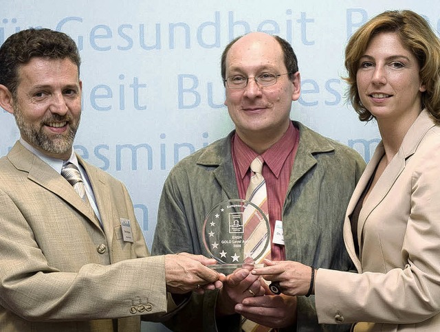 Den Gold Level Award berreichte am Di...) und Chefarzt  Dr. Hansjrg Schfer.   | Foto: BZ