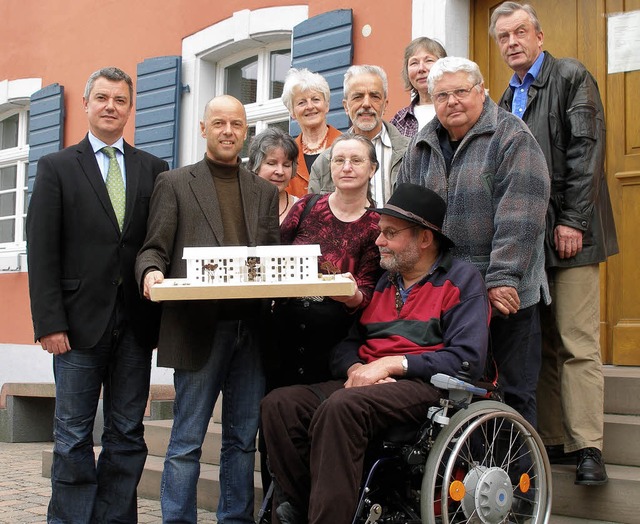 Sie wollen in Gottenheim   ein  Mehrge...(links) vor dem Rathaus in Gottenheim   | Foto: Schmidt