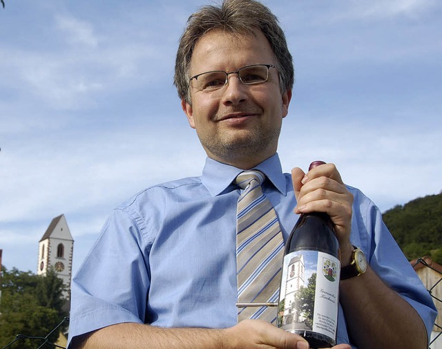 Die erste Flasche Grenzacher Kirchwein...kt  beim evangelischen Gemeindehaus.    | Foto: Hary Wickert