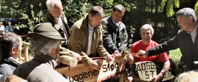 Alle packten mit an bei der bergabe d...Schellerhau die Weisseritz berquert.   | Foto: Privat