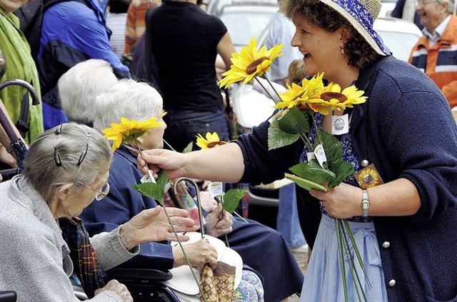 Blumen fr die Seniorinnen:  Eine nette Geste von Marktfrau Margit Geitz.  | Foto: Bernhard Rein