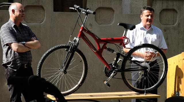 Fundfahrrder als Schnppchen:  Brger...tsleiter Werner Vkt auf dem Schulhof.  | Foto: Brigitte Chymo