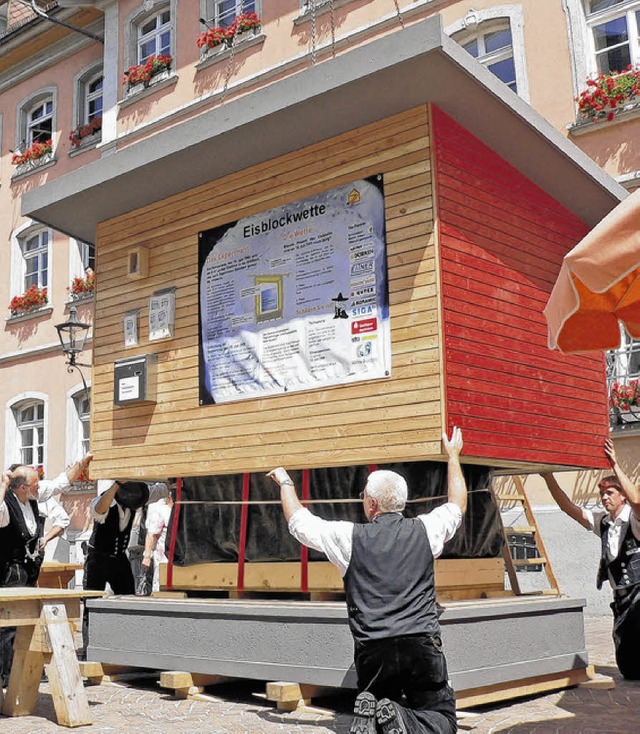 Wie viel ist am 16. Juli noch da von d...Eisblock vor dem Waldshuter Rathaus?    | Foto: Herbst