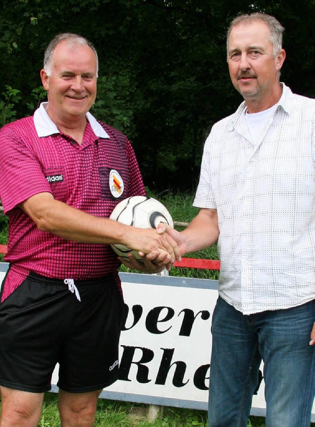 Der Vorsitzende des Burkheimer Sportve...chiedete  Schiedsrichter Reny Hoffer.   | Foto: Herbert trogus