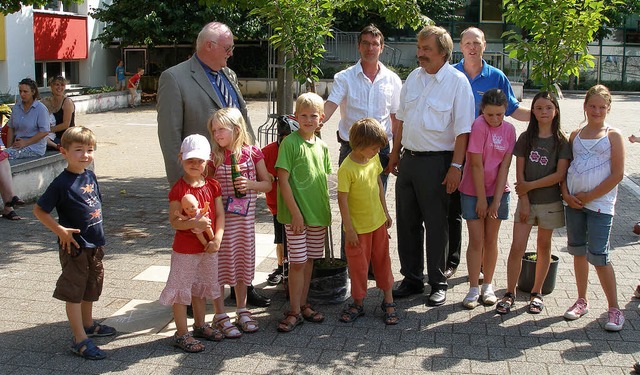 Kinder der Hugstetter Schule freuen si...  gewinnt sogar Energie auf dem Dach.   | Foto: Schmidt