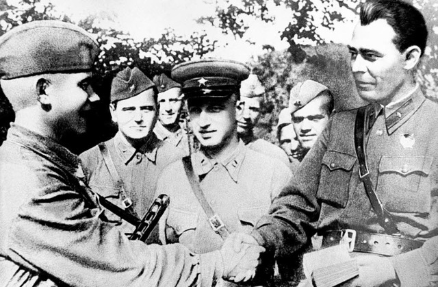 Leonid Breschnew (r.) , spter  Genera...e ihn ging die Wehrmacht gezielt vor.   | Foto: afp