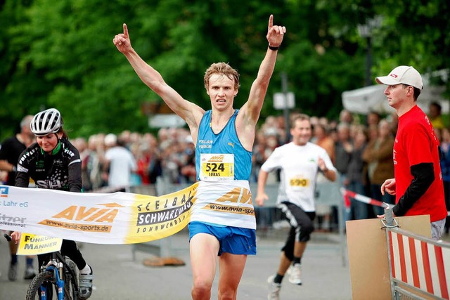 Lukas Ngele beim Zieleinlauf  | Foto: Christoph Breithaupt