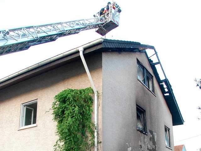 Von der Drehleiter aus verhinderten di...dass sich das Feuer weiter ausbreitet.  | Foto: Hannes Lauber