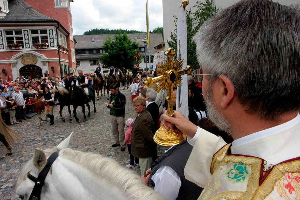 Tausende Menschen waren zum Teil in Trachten gekommen, um die Pferde-Prozession und den Gottesdienst unter freiem Himmel zu erleben.