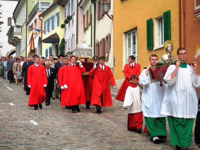 Der Reliquienschrein wurde durch die  Stadt zum Marktplatz getragen.  | Foto: Ines Sle