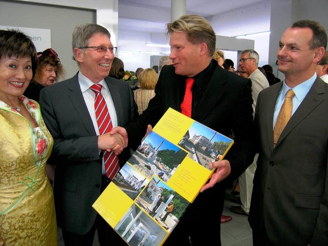 Christian Engelhard bergibt den Schl...chts   Brgermeister Markus Jablonski.  | Foto: Michael Haberer