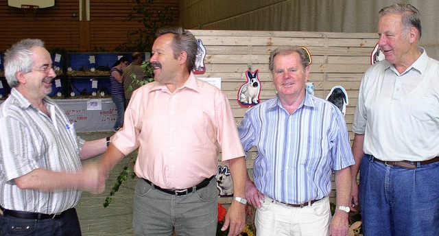 Gratulieren konnte der Vorsitzende des...r Schulz und Kurt Adler (von links).    | Foto: Eberhard Gross