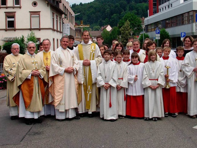 <Bildtext>Die Geistlichkeit, die Ministranten und das Seelsorgeteam</Bildtext>.  | Foto: Silke Hartenstein