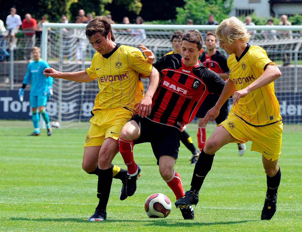 Halbfinal-Aus für die SC-Junioren: Die jungen Kicker verlieren zu Hause gegen Dortmund. Halbfinal-Aus für die SC-Junioren: Die jungen Kicker verlieren zu Hause gegen Dortmund.