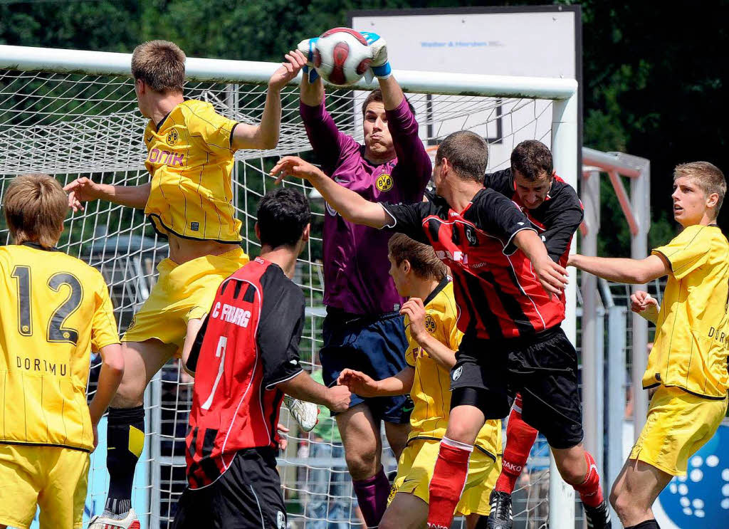 Halbfinal-Aus für die SC-Junioren: Die jungen Kicker verlieren zu Hause gegen Dortmund. Halbfinal-Aus für die SC-Junioren: Die jungen Kicker verlieren zu Hause gegen Dortmund.