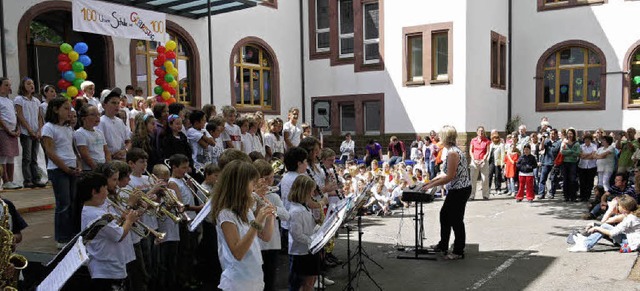 Blser und Schulchor erffneten unter ...agmar Zickgraf das groe Fest der GHS.  | Foto: Eberhard Wei