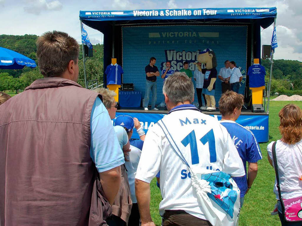 Der SV Nollingen in blau-wei: Der Victoria&Schalke 04 Fuball Funpark gastierte am Wochenende in Nollingen.