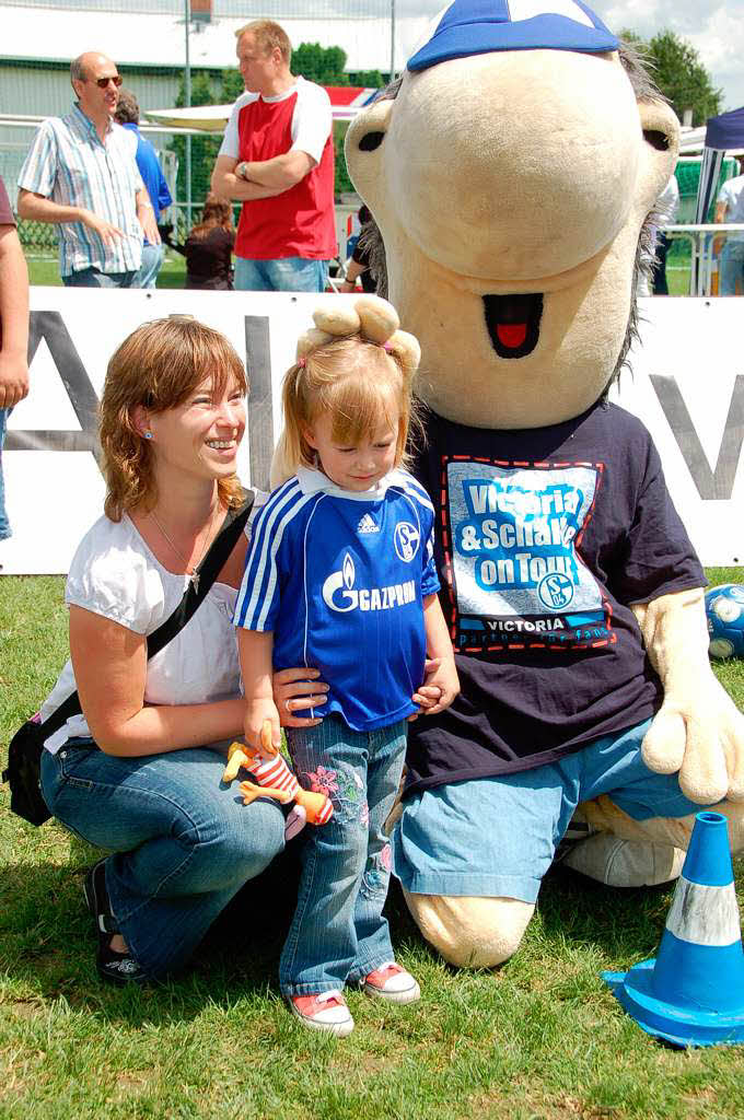 Der SV Nollingen in blau-wei: Der Victoria&Schalke 04 Fuball Funpark gastierte am Wochenende in Nollingen.