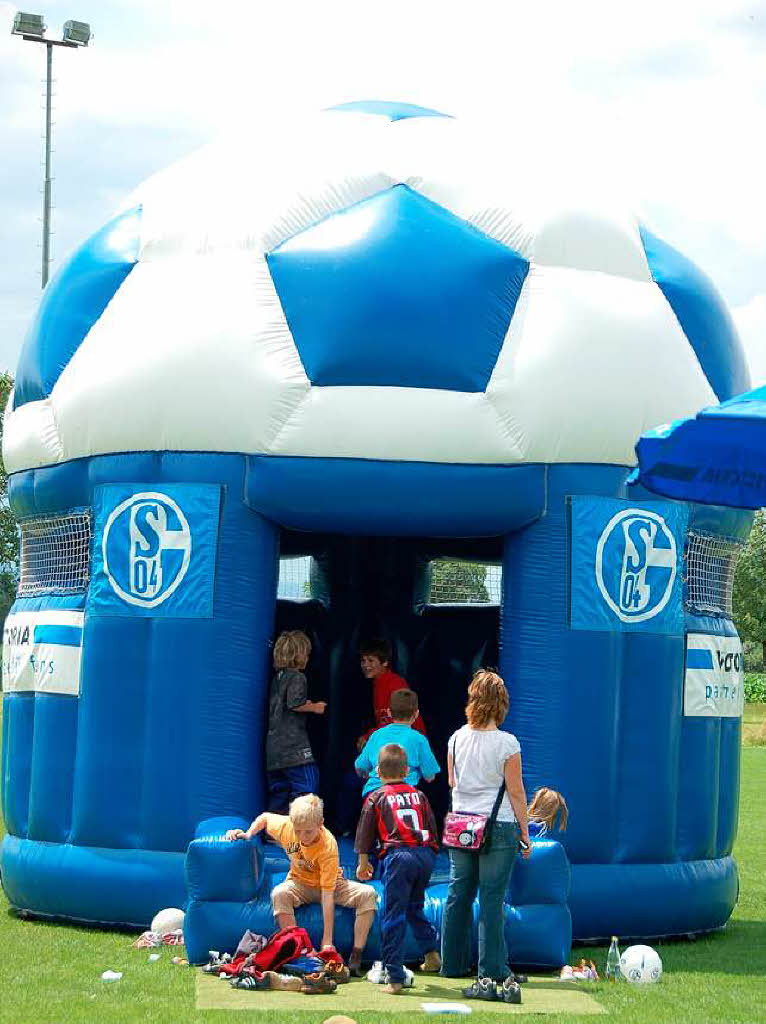 Der SV Nollingen in blau-wei: Der Victoria&Schalke 04 Fuball Funpark gastierte am Wochenende in Nollingen.