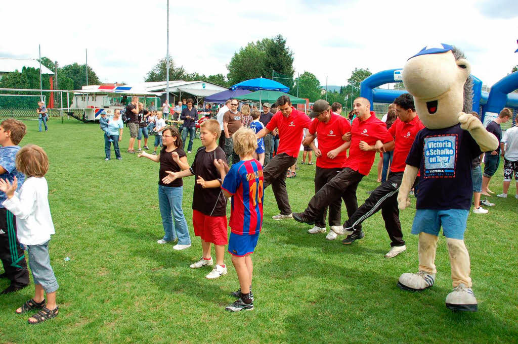 Der SV Nollingen in blau-wei: Der Victoria&Schalke 04 Fuball Funpark gastierte am Wochenende in Nollingen.