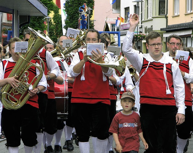 Impressionen vom groen Festumzug anl...n einen langen musikalischen Bandwurm.  | Foto: Hildegard Siebold