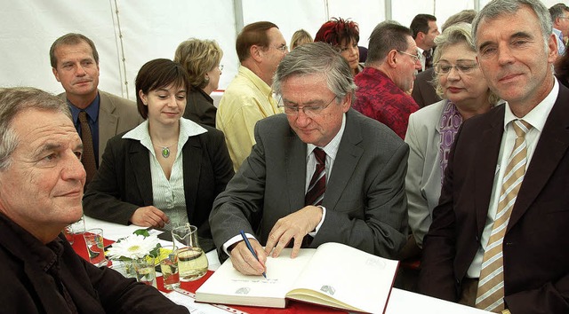 Regierungsprsident Julian Wrtenberge...en Buch der Gemeinde verewigen durfte.  | Foto: langelott