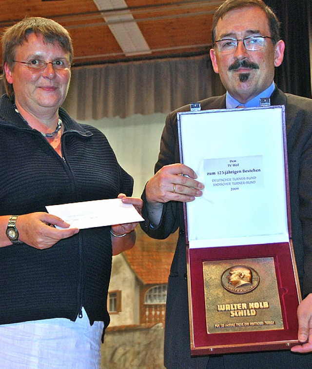 Den Walter-Kolb-Schild  des Deutschen ...e Marianne Rutkowski an Ulrich Obrist.  | Foto: Norbert Sedlak