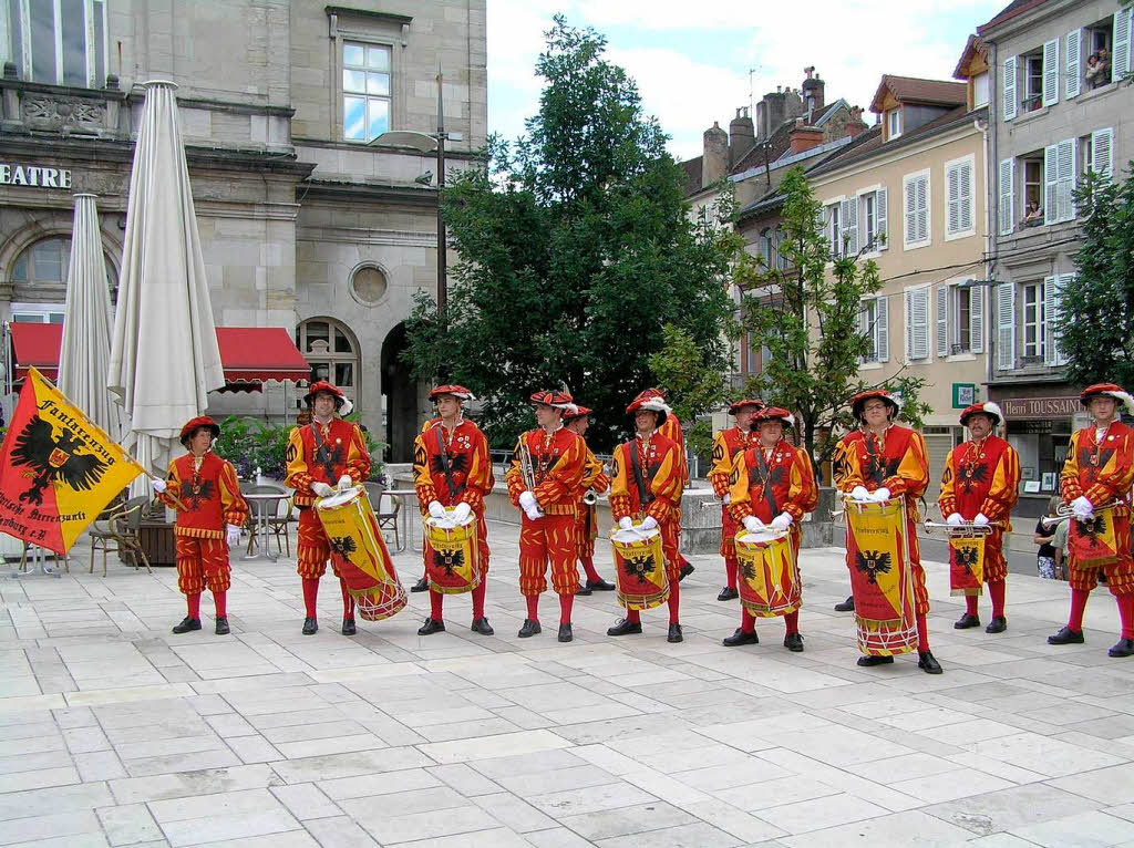 Der Fanfarenzug der Althistorischen Narrenzunft vor dem Lonser Theater. 
