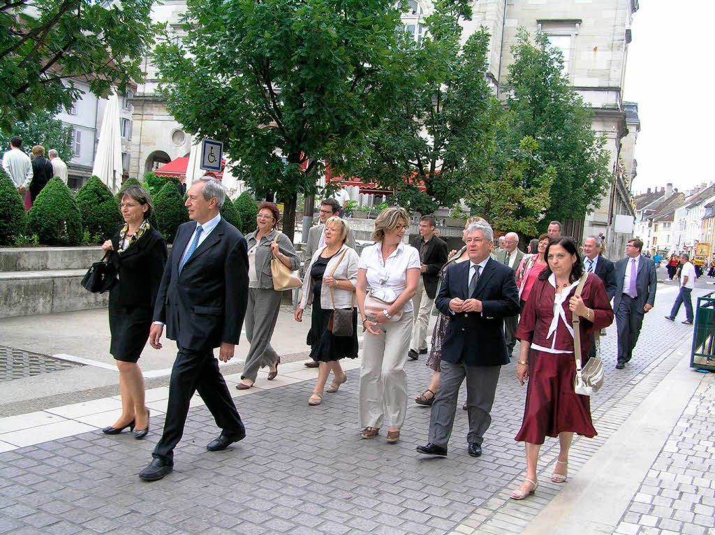 Oberbrgermeisterin Edith Schreiner  (links) und ihr  Amtskollege Jacques Plissard beim Stadtrundgang. 