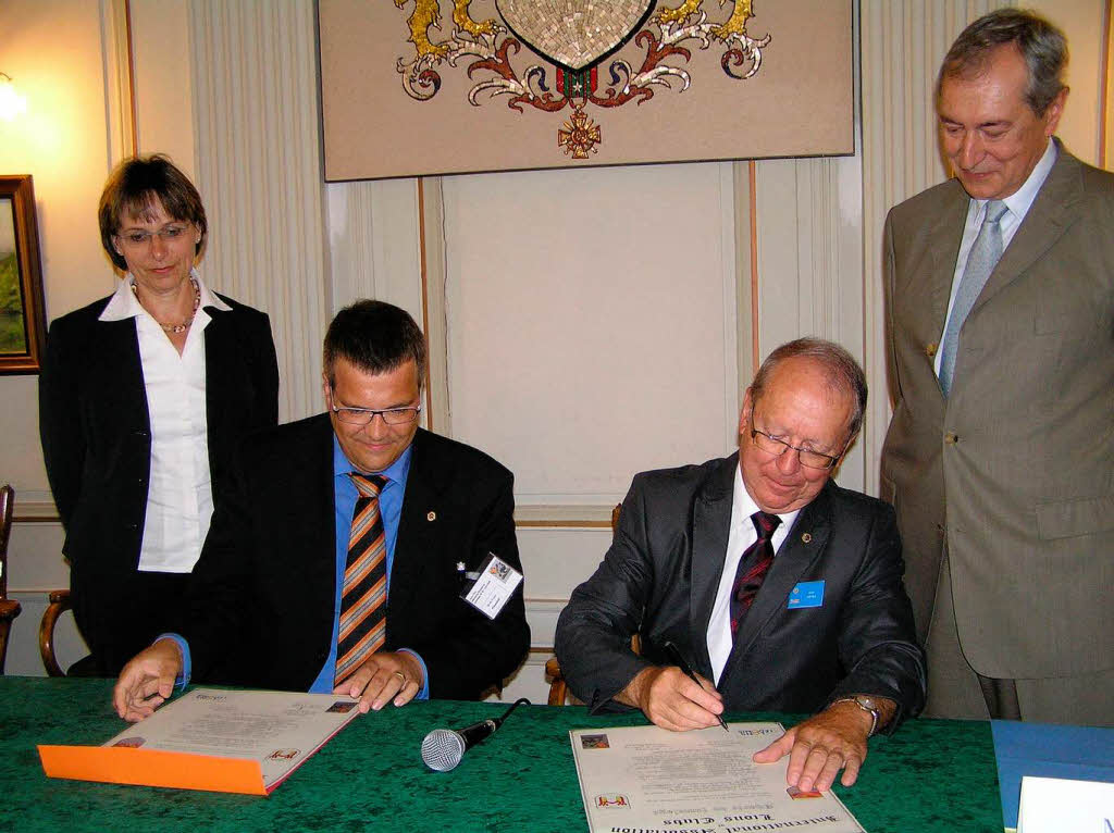 Bodo Kopp  (Lions Simplicius Offenburg, links) und Jean Meyer unterzeichnen die Partnerschaftsurkunden. 