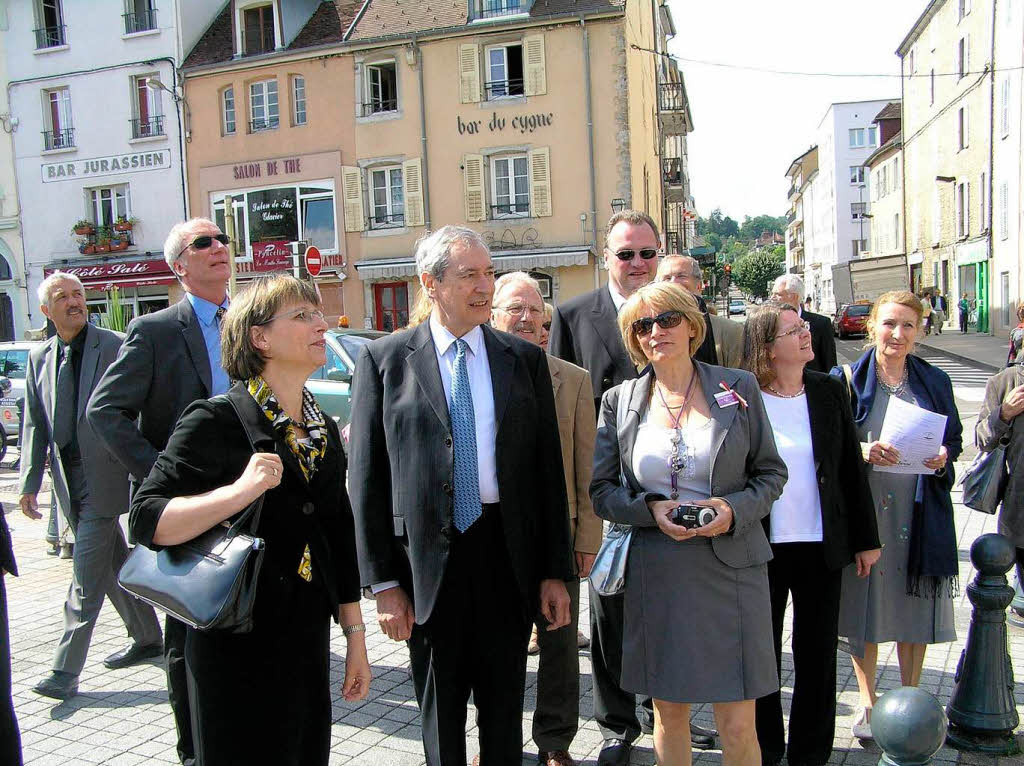 Die Stadtoberhupter und Gemeinderte beim Rundgang durch Lons. 