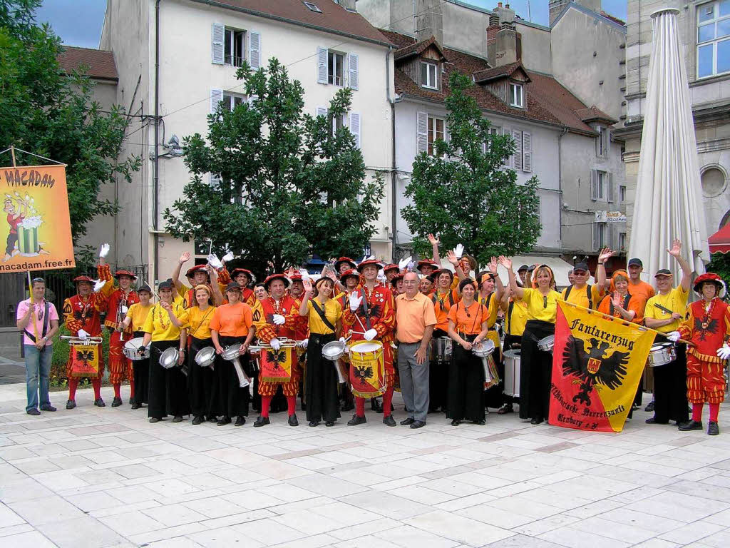 Der Offenburger Fanfarenzgler verstand sich prchtig mit den Lonser Samba-Trommlern. 