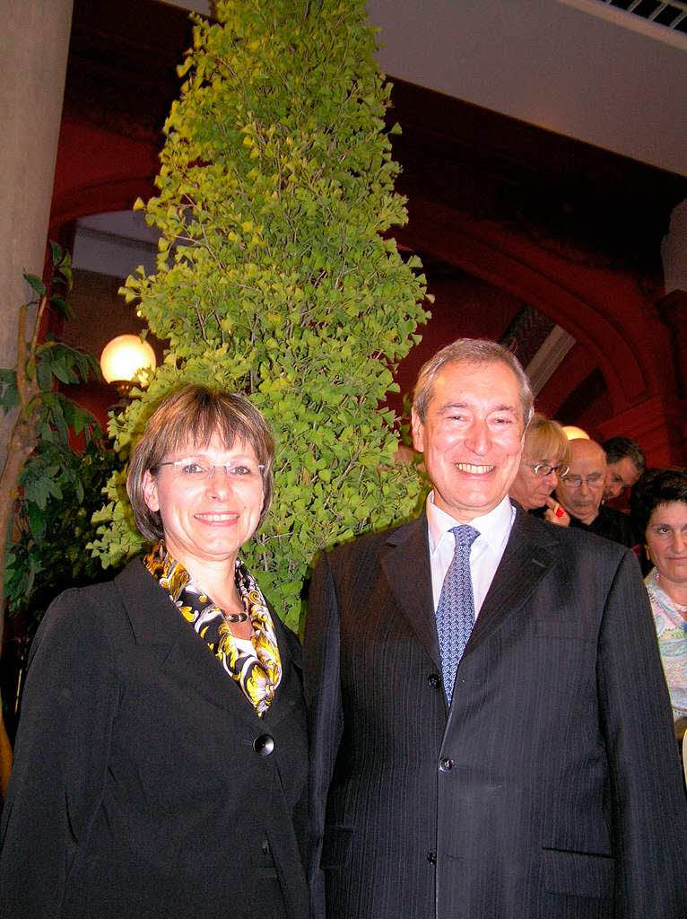 Jacques Plissard berreicht Edith Schreiner einen Gingko-Baum als Zeichen der ewigen Partnerschaft.