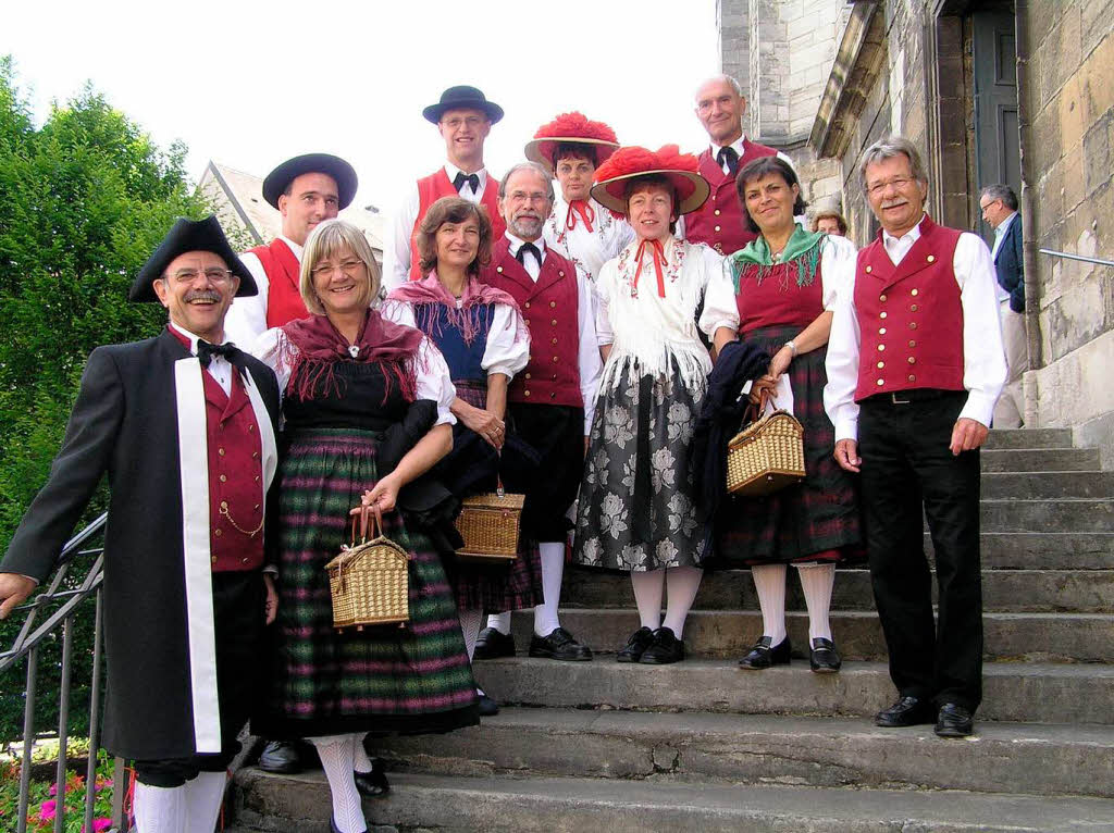 Volkstanzgruppe vor der Kirche Saint Dsir. 
