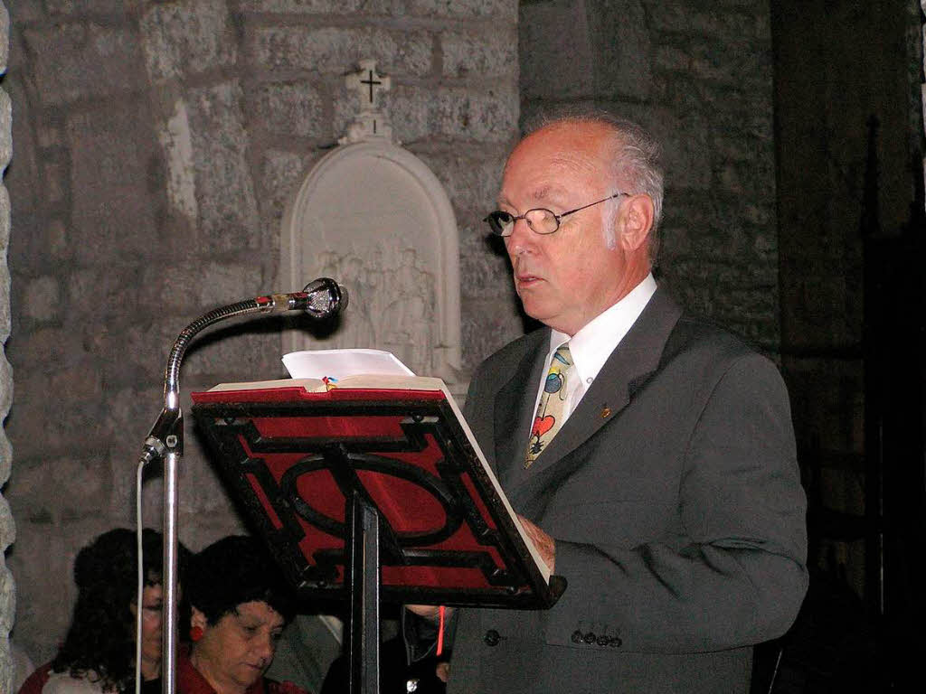 Gottfried Wiedemer, Vorsitzender des Offenburger Arbeitskreises Christlicher Kirchen, beim Verlesen liturgischer Texte. 