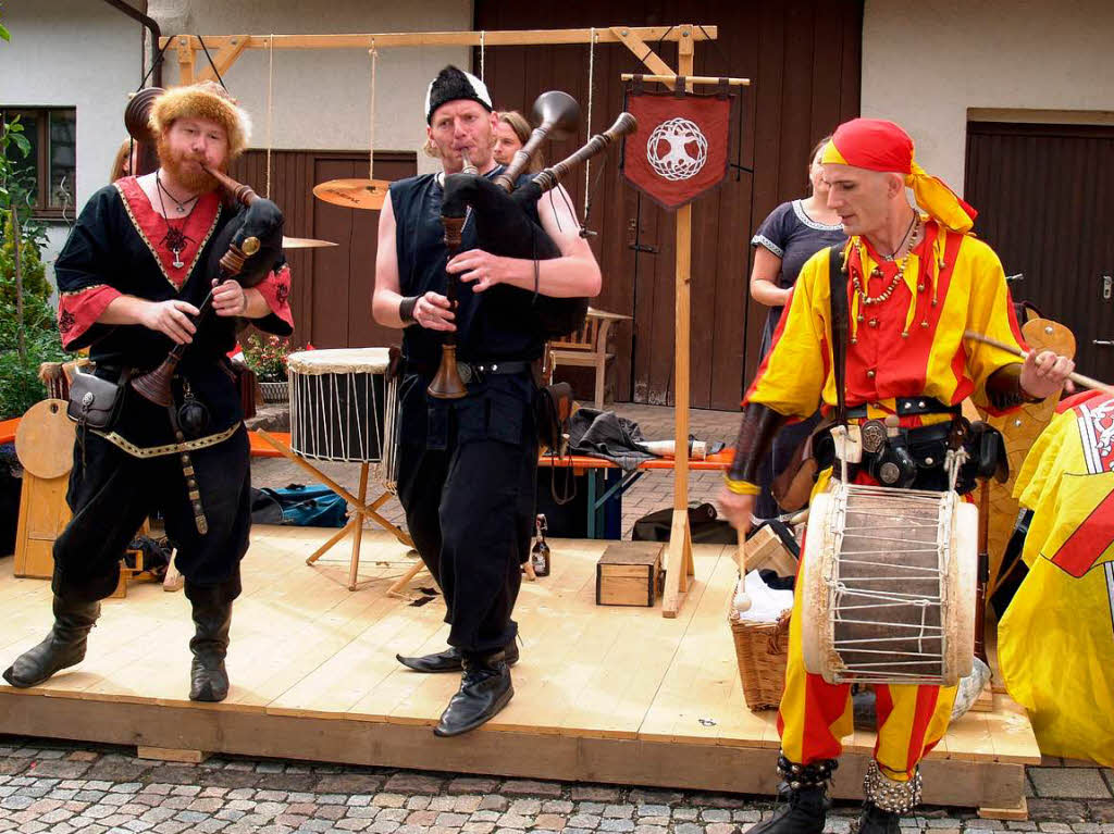 Die Freiburger Gruppe „Heindenspass“ spielt zur Festerffnung auf historischen Instrumenten.
