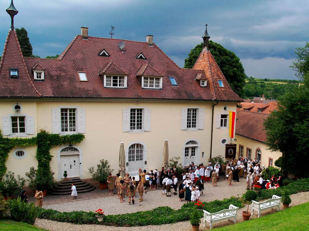 Das Historienspiel im Schlosshof musste wegen des Regens kurz nach dem Beginn verlegt werden.
