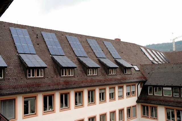 Auch auf dem Rathausdach produzieren Solarzellen Strom, seit fnf Jahren.  | Foto: Brigitte Sasse