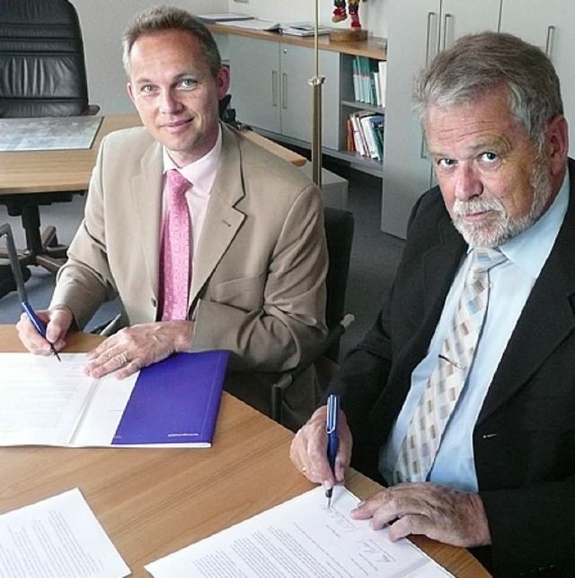 Brgermeister Armin Hinterseh und EnBW...terzeichnen den   Konzessionsvertrag.   | Foto: peter stellmach