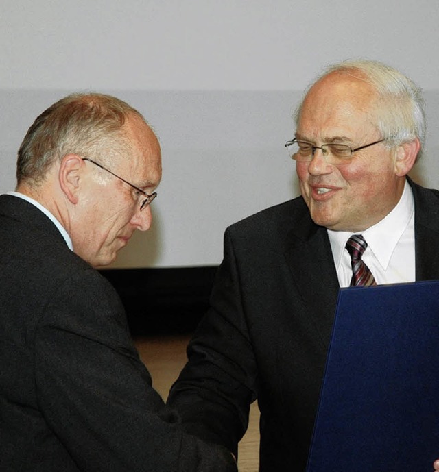 Verbandsdirektor Gerhard Schorr (links...nner  die Schulze-Delitzsch-Medaille.   | Foto: Lins