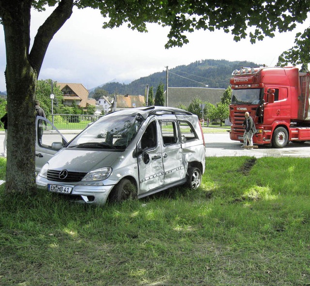 Der Fahrer des Unfallwagens wurde schw...hig. Der Rettungshubschrauber wartete.  | Foto: Gerda Oswald
