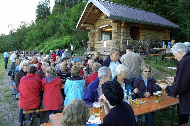 Dicht gedrngt saen die Menschen bei ...reins Hausen vor der Niederberghtte.   | Foto: Edgar Steinfelder