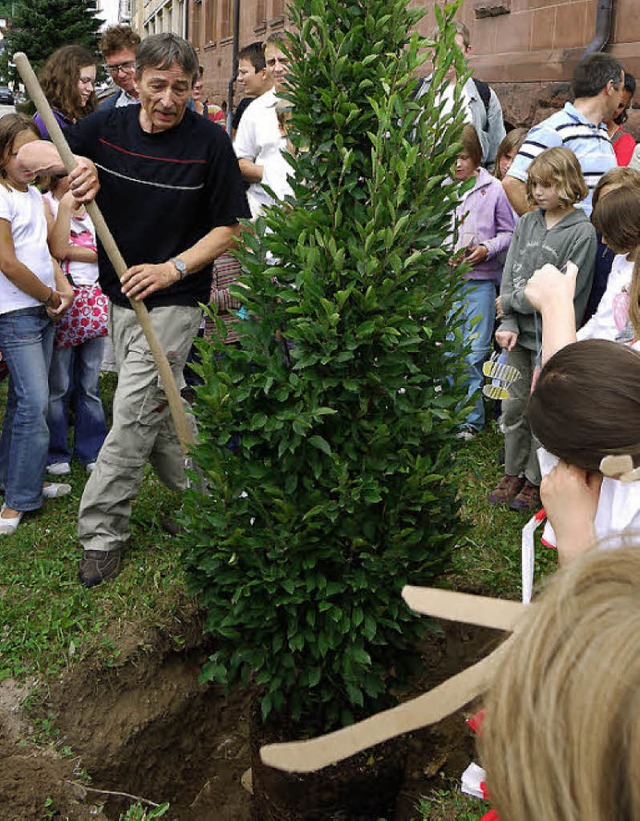 <Bildtext>Fr kommende Generationen: D...ampiero pflanzt einen Baum.</Bildtext>  | Foto: Eberhard Wei