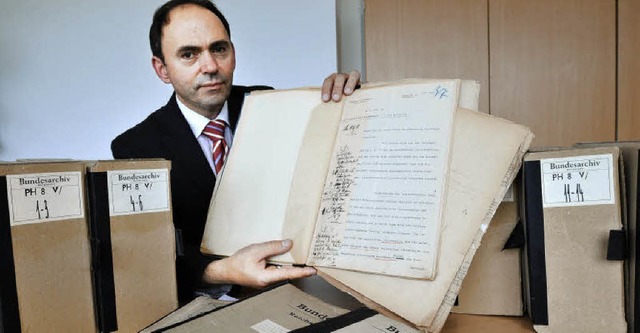 Michael Steidel, Leiter des Bundesarchiv-Militrarchivs, mit der Obduktionsakte.  | Foto: ingo schneider