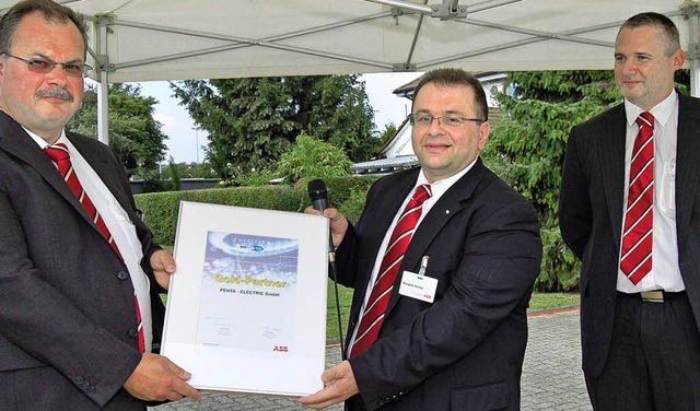 bergabe des Zertifikats: (von links) ...eis, Vizeprsident von ABB Automation   | Foto: Heinz Vollmar