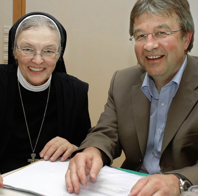 Schwester Frumentia und Professor Gerhard Suess  | Foto: siefke