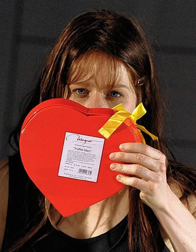 Lucy (Annika Martens) hat von ihrem Mr. Marmalade Pralinen geschenkt bekommen.   | Foto: Klenk