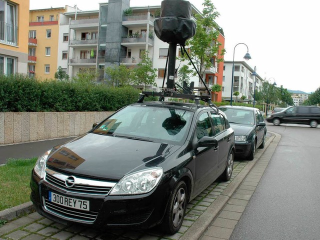 Das Google-Street-View-Auto parkt derzeit im Freiburger Stadtteil Rieselfeld.  | Foto: Arne Bensiek